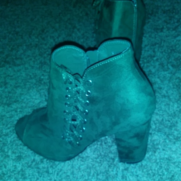 Heels - Picture 2 of 4